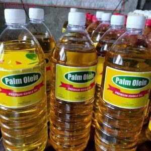 Premium refined palm oil (RBD Palm Olein) – clear golden yellow liquid in bulk containers and retail bottles, with fresh vegetables and cooking utensils.