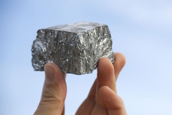 High-purity lithium carbonate white powder and lithium hydroxide crystalline solid in industrial packaging – battery-grade and industrial-grade lithium chemicals for glass, ceramics, and lithium-ion battery production.